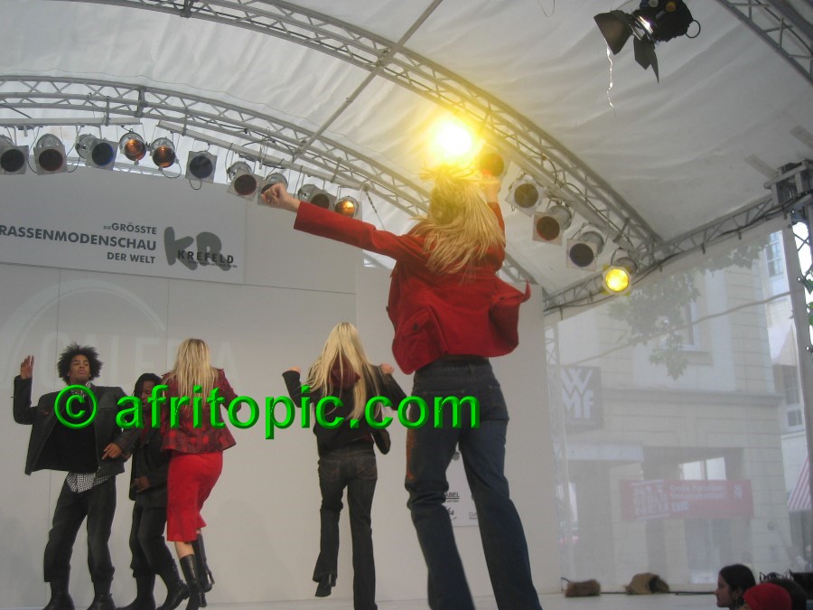 ../Images/Krefeld-Strssenmodenschau-2005 259.jpg